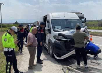 Manisa'da servis minibüsleri çarpıştı: 9 yaralı