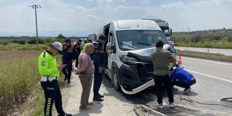 Manisa'da servis minibüsleri çarpıştı: 9 yaralı