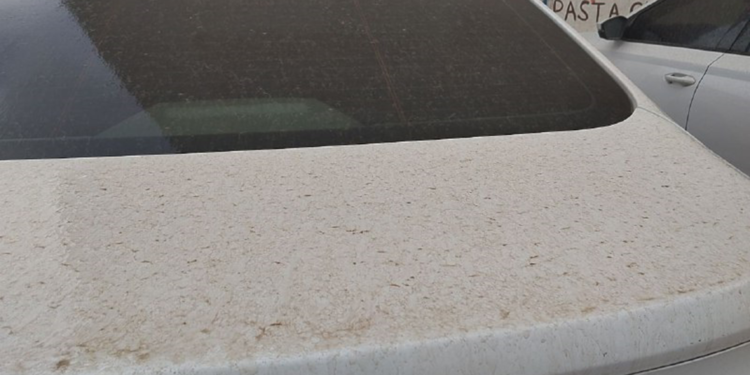 Mardin'de toz taşınımı, araçlar tozla kaplandı