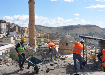 Mardin'in tarihi dokusunu bozan betonarme binalarda yıkım sürüyor