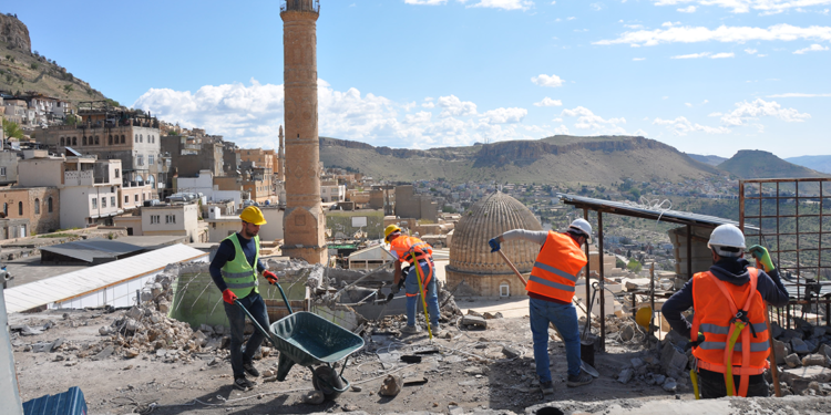 Mardin'in tarihi dokusunu bozan betonarme binalarda yıkım sürüyor