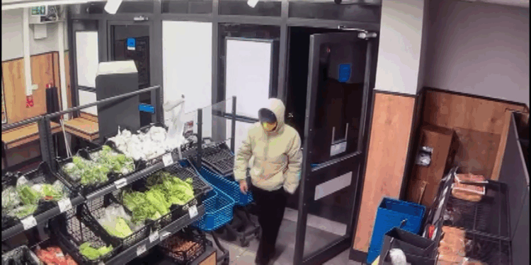 Market çalışanını bıçakla tehdit edip 80 bin lira gasbetti