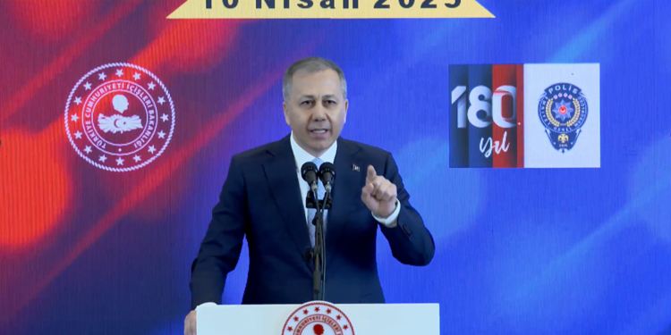 Meşruiyeti sokakta arayanlara en net cevabı polislerimiz verdi