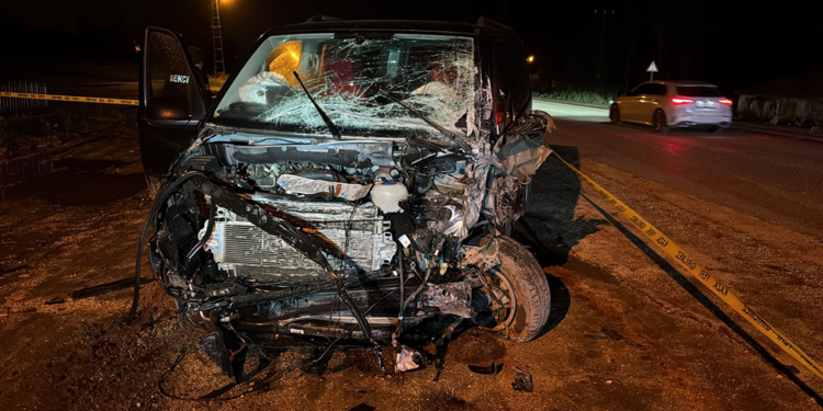 Minibüs ile hafif ticari araç kafa kafaya çarpıştı: 7 yaralı