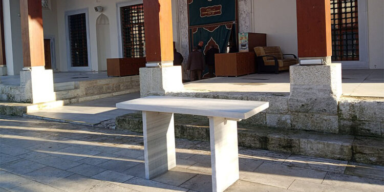 Musalla taşının mizahla imtihanı: Ah şu dünyadan göçmeler…