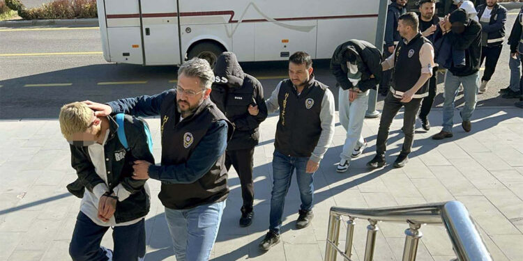 Çok sayıda kişiyi 10 milyon TL dolandıran 15 şüpheli yakalandı