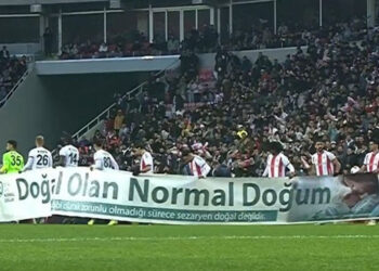 "Doğal olan normal doğum" pankartına tepki