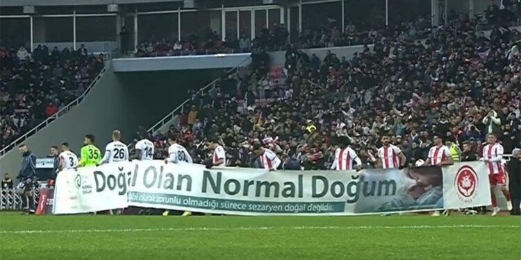 "Doğal olan normal doğum" pankartına tepki