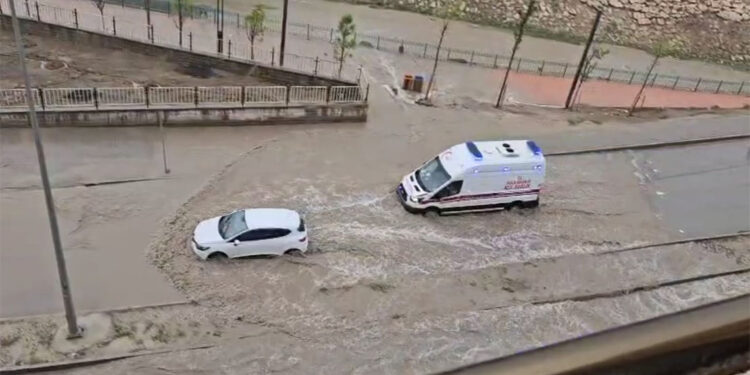 Nusaybin'de sağanak; cadde ve sokaklar göle döndü