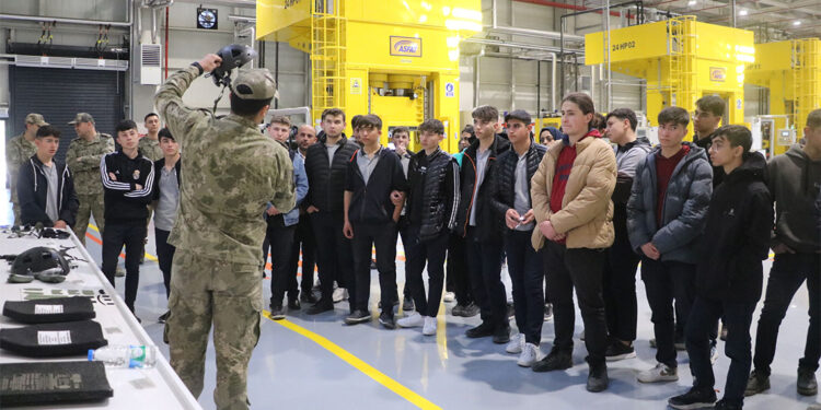 Öğrenciler, askeri teçhizatların üretimini yerinde gördü