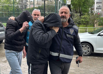Öğretmeni darbettiği gerekçesiyle gözaltına alınan 2 şüpheli adliyede