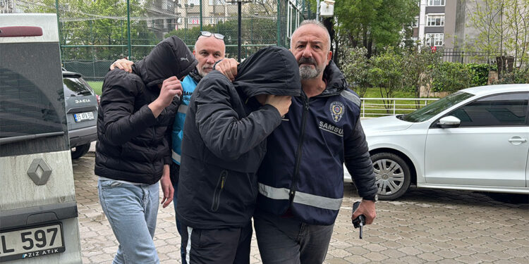 Öğretmeni darbettiği gerekçesiyle gözaltına alınan 2 şüpheli adliyede