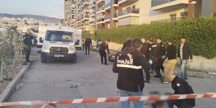 Sokakta önünü kestiği eski nişanlısını öldürüp intihar etti