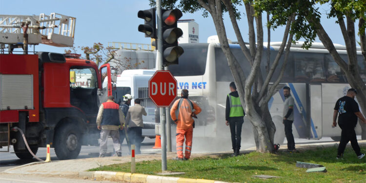 Yolcu otobüsünde çıkan yangın yedek şoför sayesinde fark edilip söndürüldü