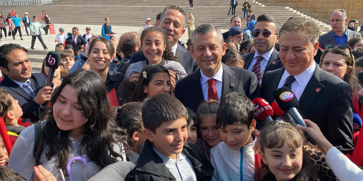 Meclis'ten kurucumuz Atatürk'e yürüyeceğiz