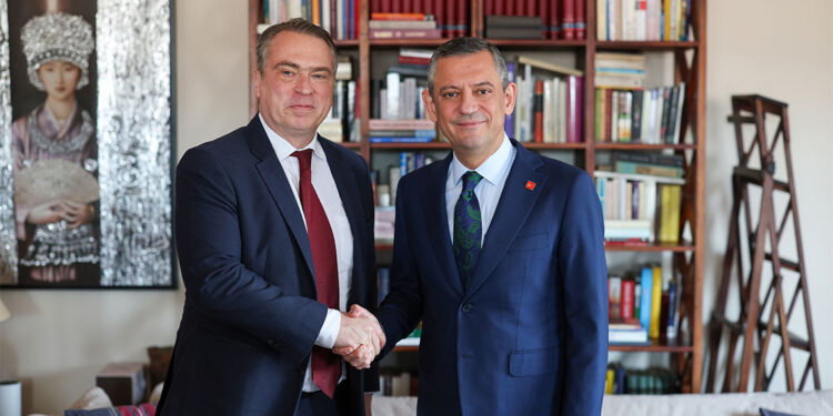 Özgür Özel AB üye ülkelerinin büyükelçileri ile bir araya geldi