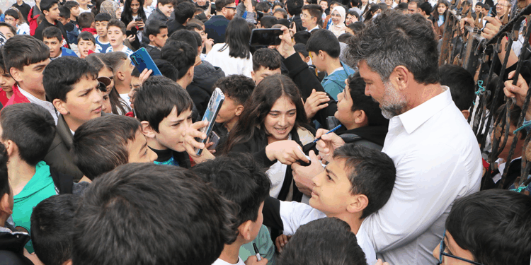 Okul ziyaretinde bulunan Erzurumspor başkanı, izdihama neden oldu