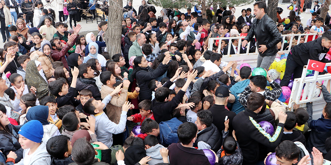 Okul ziyaretinde bulunan Erzurumspor başkanı, izdihama neden oldu