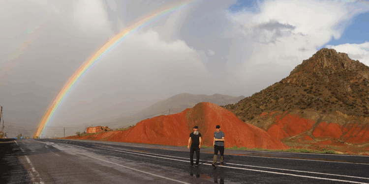 Oltu'nun kırmızı tepelerinde renk cümbüşü