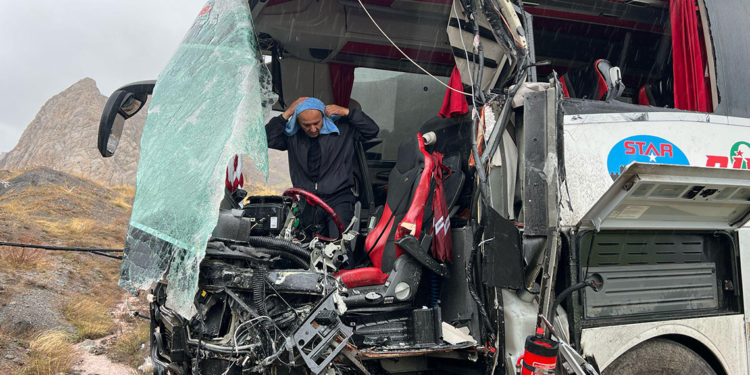 Otobüs ile tanker çarpıştı; 1 ölü, 9 yaralı