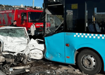 Otomobil ile belediye otobüsü kafa kafaya çarpıştı: 1 ölü, 4 yaralı