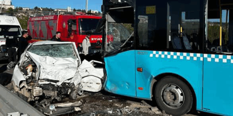 Otomobil ile belediye otobüsü kafa kafaya çarpıştı: 1 ölü, 4 yaralı