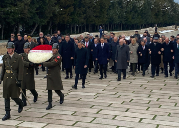 Özgür Özel Anıtkabir'i ziyaret etti