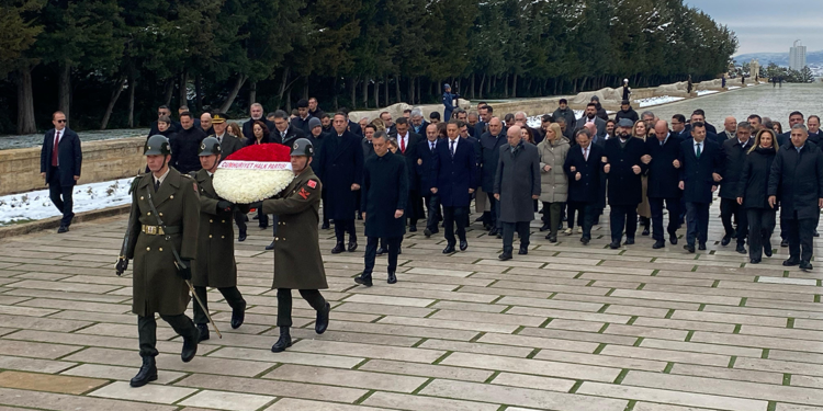 Özgür Özel Anıtkabir'i ziyaret etti