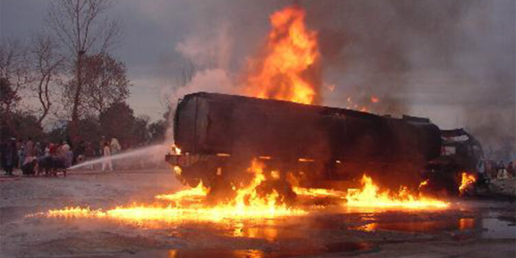 Pakistan'da yakıt tankeri patladı: 2 ölü, 56 yaralı