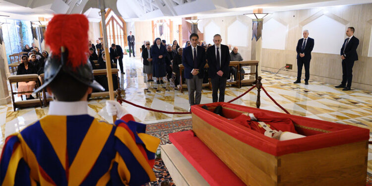 Papa'nın naaşı Aziz Petrus Bazikilikası'na taşınıyor