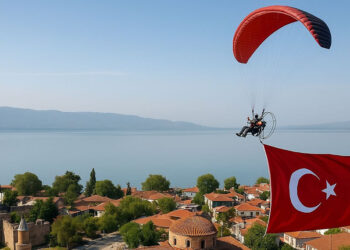 Türk Hava Kurumu'nun paramotor ekibi gösteri uçuşu yaptı