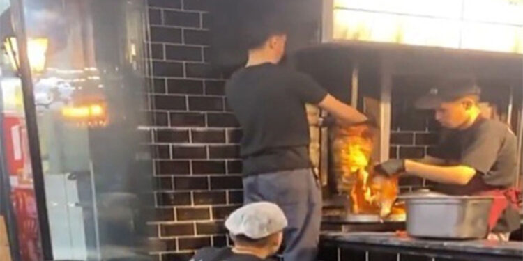 Pişmiş dönerin üzerine çiğ et eklenirken görüntülenen işletme hakkında inceleme