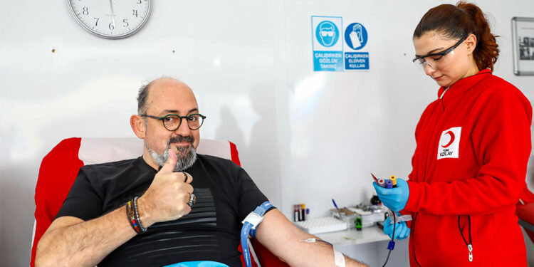 Prof. Dr. Sinan Canan kan bağışı yaptı