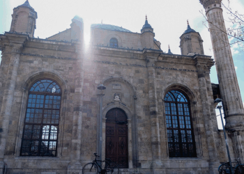 Pencereleri kapısından büyük Aziziye Camii’ne turist ilgisi