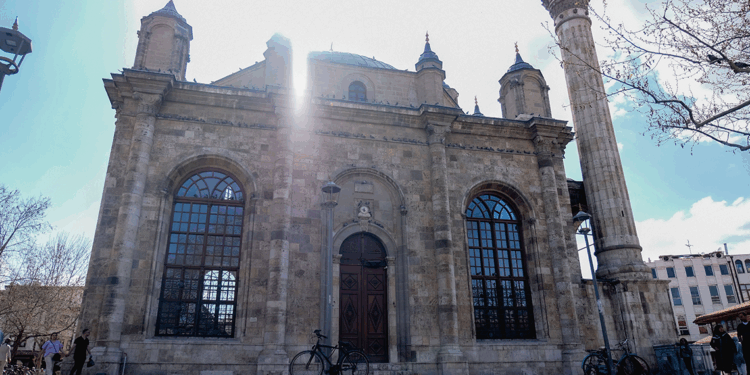 Pencereleri kapısından büyük Aziziye Camii’ne turist ilgisi