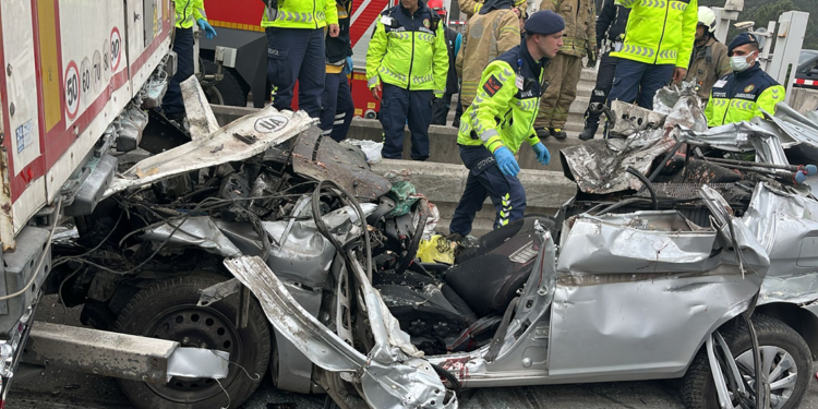 Pendik'te feci kaza! 3'ü kadın 4 kişi hayatını kaybetti