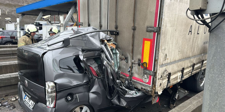 Pendik'te hafif ticari araç TIR'ın altına girdi: 1 ölü