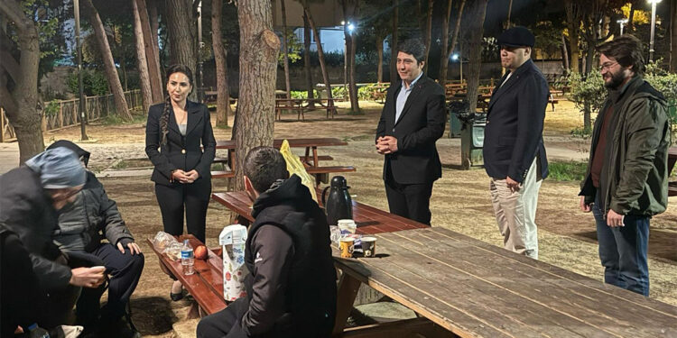 CHP'li Okakın, deprem sonrası Kadıköy sakinleri ile bir araya geldi