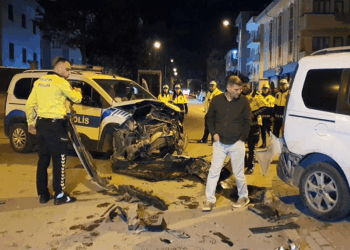 Polis aracının da karıştığı zincirleme kazada 2 polis yaralandı