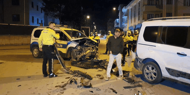 Polis aracının da karıştığı zincirleme kazada 2 polis yaralandı