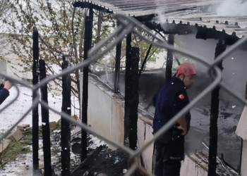 Prefabrik evde çıkan yangında 2 çocuk öldü