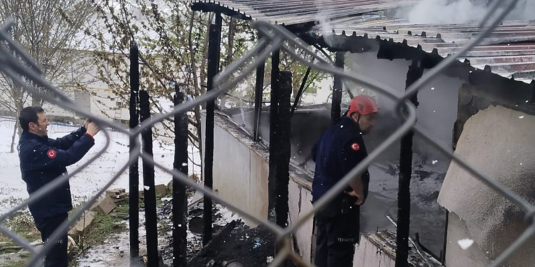 Prefabrik evde çıkan yangında 2 çocuk öldü