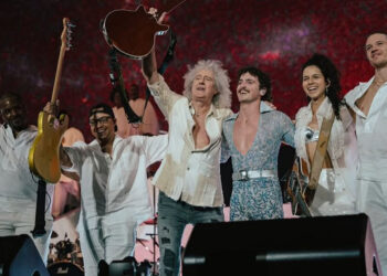 Queen'in ünlü gitaristi Brian May, Coachella’da performans sergiledi