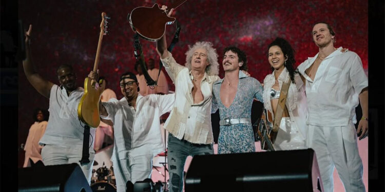 Queen'in ünlü gitaristi Brian May, Coachella’da performans sergiledi