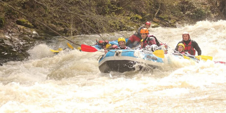 Rafting sezonu açıldı, adrenalin tutkunları tatilde Düzce'ye akın etti