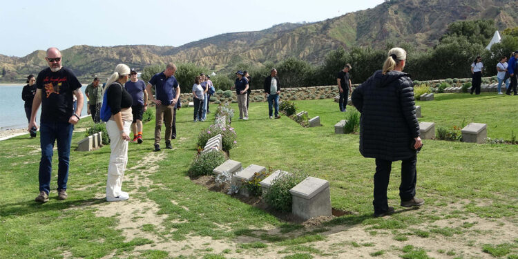 Şafak Ayini öncesi Anzak Koyu'nda tören hazırlıkları başladı