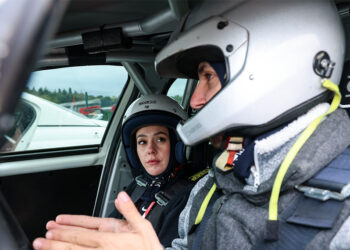 Şampiyon pilotlar, 30 kadın co-pilotu pistlere hazırladı