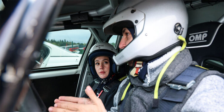 Şampiyon pilotlar, 30 kadın co-pilotu pistlere hazırladı