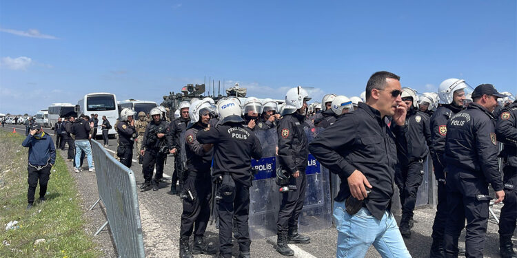 Öcalan'ın doğum günü nedeniyle Halfeti'ye gitmek isteyen gruba izin verilmedi 