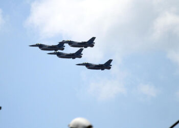 F-16 savaş uçaklarının saygı uçuşu ilgiyle izlendi